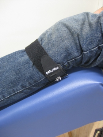 A closeup view of the leg strap connected to the coated cable with a wire clamp